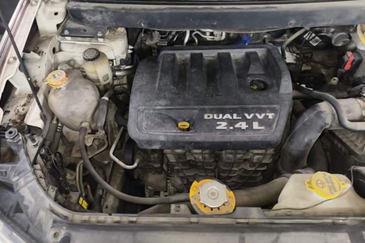 Used Dodge Journey 2013 2.4L Two-Wheel Drive Luxury Version Engine Bay Right
