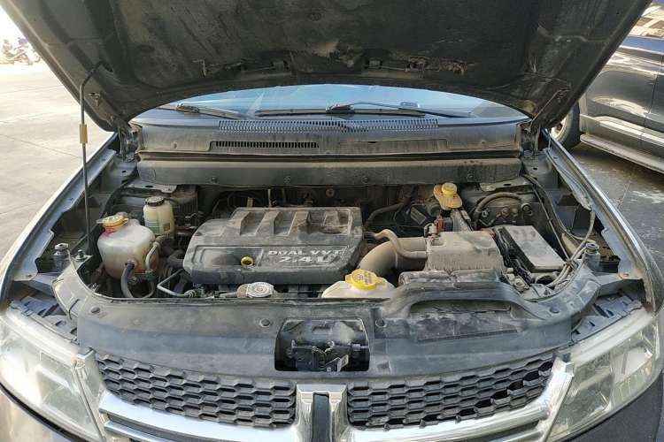 Used Dodge Journey 2013 2.4L Two-Wheel Drive Luxury Version Engine Bay