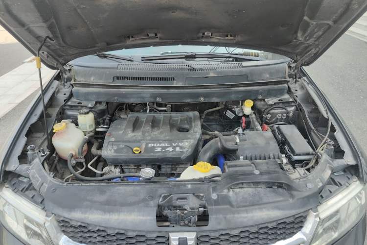 Used Dodge Journey 2013 2.4L Two-Wheel Drive Luxury Version Engine Bay