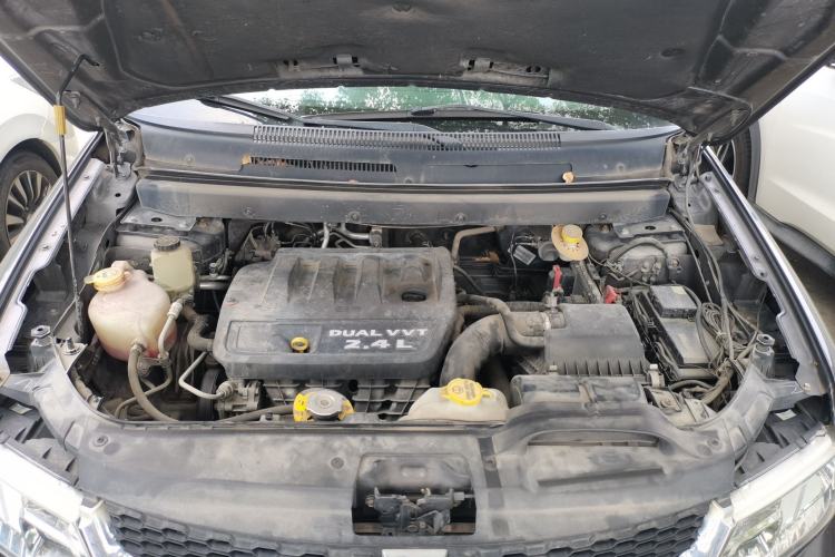 Used Dodge Journey 2013 2.4L Two-Wheel Drive Luxury Version Engine Bay