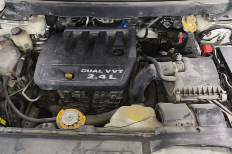 Used Dodge Journey 2013 2.4L Two-Wheel Drive Luxury Version Engine Bay