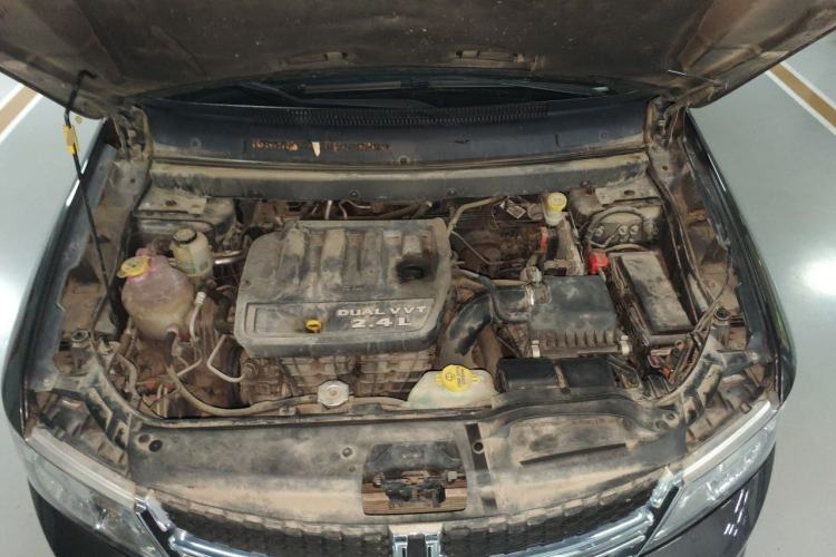 Used Dodge Journey 2013 2.4L Two-Wheel Drive Luxury Version Engine Bay
