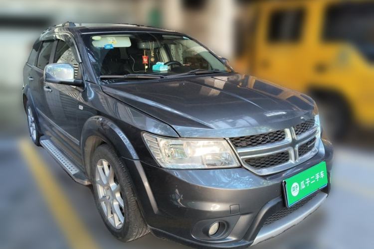 Used Dodge Journey 2013 2.4L Two-Wheel Drive Luxury Version Front Right 45 Deg