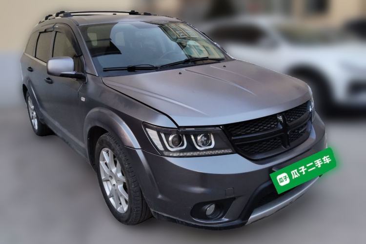 Used Dodge Journey 2013 2.4L Two-Wheel Drive Luxury Version Front Right 45 Deg