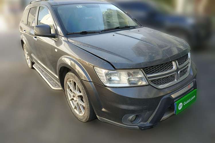 Used Dodge Journey 2013 2.4L Two-Wheel Drive Luxury Version Front Right 45 Deg