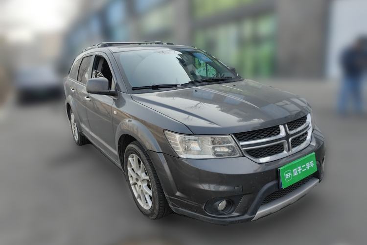 Used Dodge Journey 2013 2.4L Two-Wheel Drive Luxury Version Front Right 45 Deg