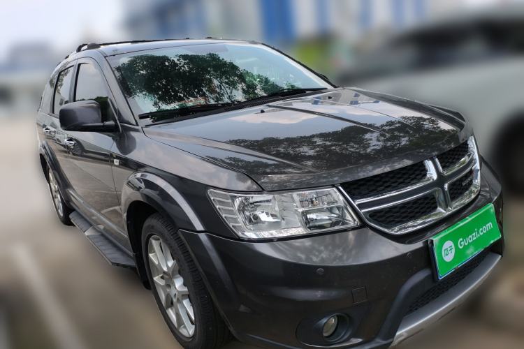 Used Dodge Journey 2013 2.4L Two-Wheel Drive Luxury Version Front Right 45 Deg