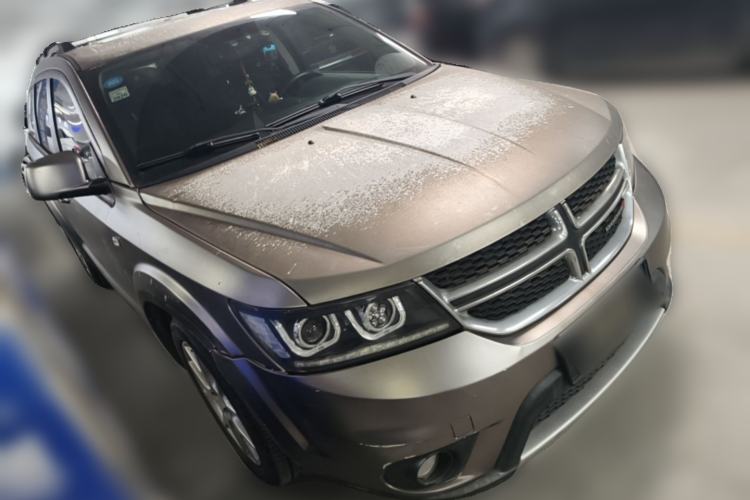 Used Dodge Journey 2013 2.4L Two-Wheel Drive Luxury Version Front Right 45 Deg