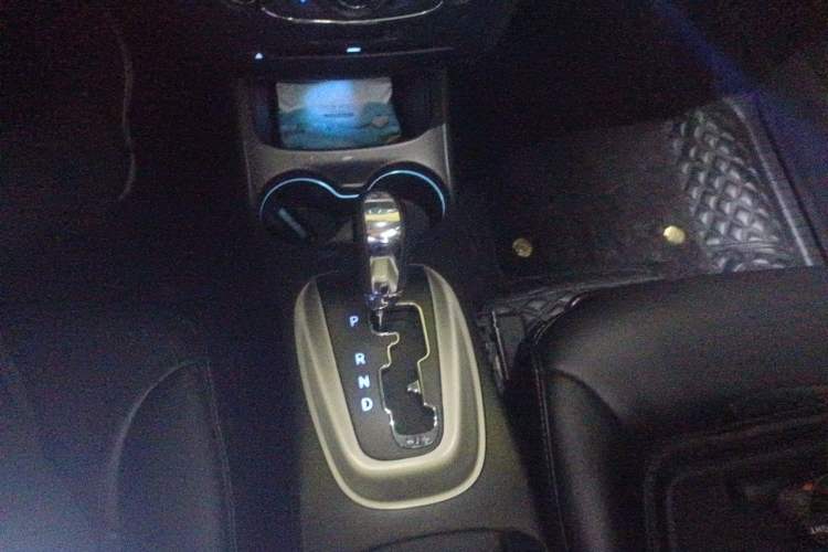 Used Dodge Journey 2013 2.4L Two-Wheel Drive Luxury Version Gear Lever
