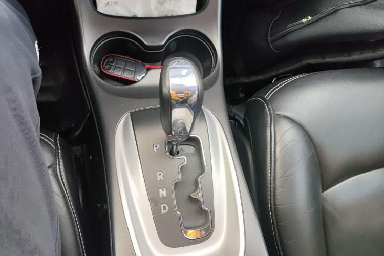 Used Dodge Journey 2013 2.4L Two-Wheel Drive Luxury Version Gear Lever