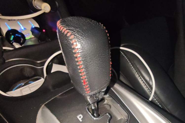 Used Dodge Journey 2013 2.4L Two-Wheel Drive Luxury Version Gear Lever