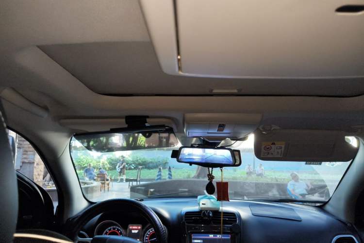 Used Dodge Journey 2013 2.4L Two-Wheel Drive Luxury Version Headliner