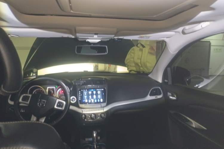 Used Dodge Journey 2013 2.4L Two-Wheel Drive Luxury Version Headliner