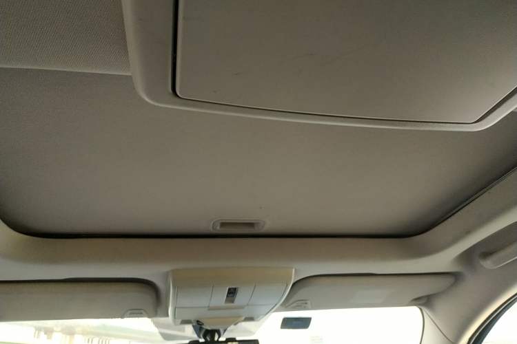 Used Dodge Journey 2013 2.4L Two-Wheel Drive Luxury Version Headliner