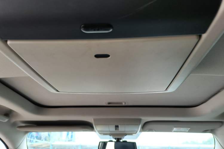 Used Dodge Journey 2013 2.4L Two-Wheel Drive Luxury Version Headliner