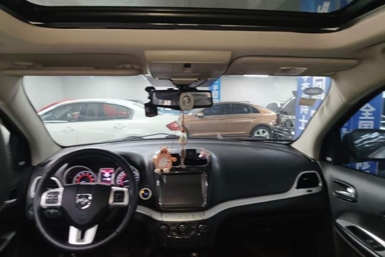 Used Dodge Journey 2013 2.4L Two-Wheel Drive Luxury Version Headliner