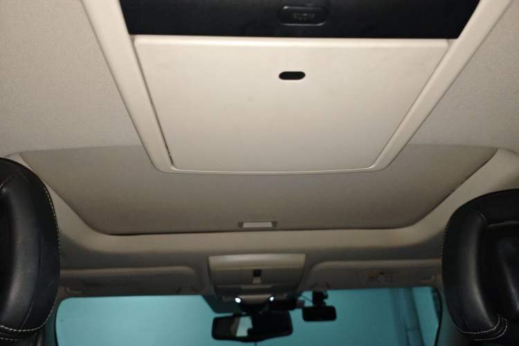 Used Dodge Journey 2013 2.4L Two-Wheel Drive Luxury Version Headliner