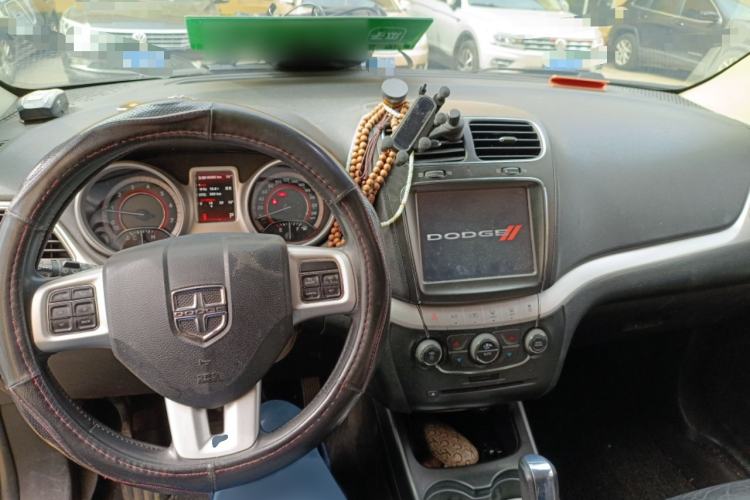 Used Dodge Journey 2013 2.4L Two-Wheel Drive Luxury Version Interior 2