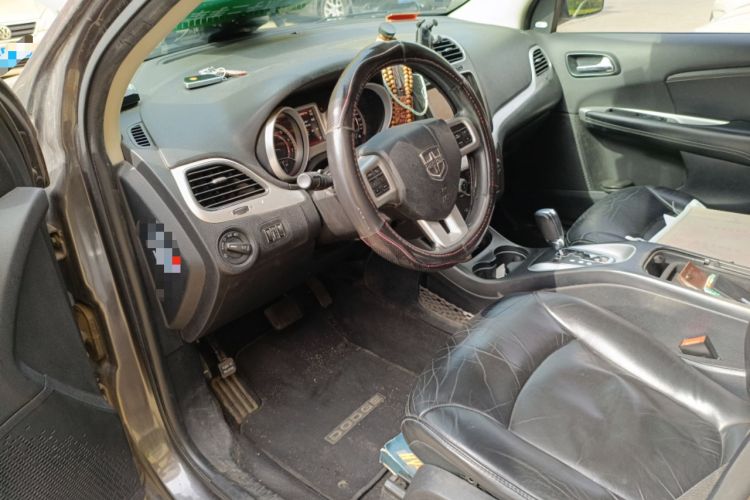 Used Dodge Journey 2013 2.4L Two-Wheel Drive Luxury Version Interior 3