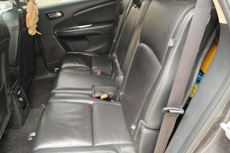 Used Dodge Journey 2013 2.4L Two-Wheel Drive Luxury Version Interior 4