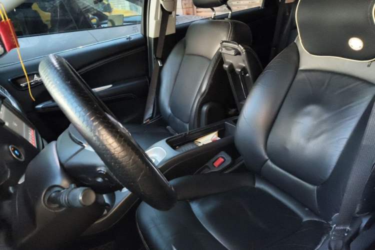 Used Dodge Journey 2013 2.4L Two-Wheel Drive Luxury Version Left Front Seat