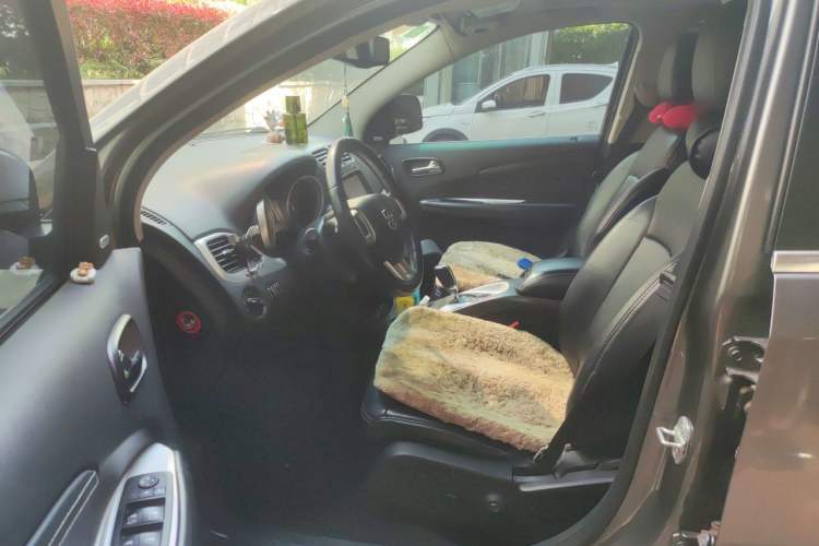 Used Dodge Journey 2013 2.4L Two-Wheel Drive Luxury Version Left Front Seat
