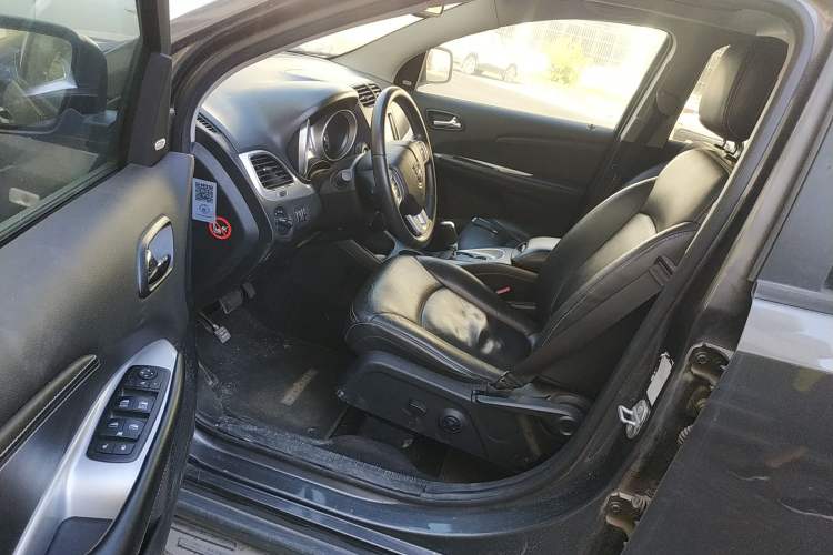 Used Dodge Journey 2013 2.4L Two-Wheel Drive Luxury Version Left Front Seat