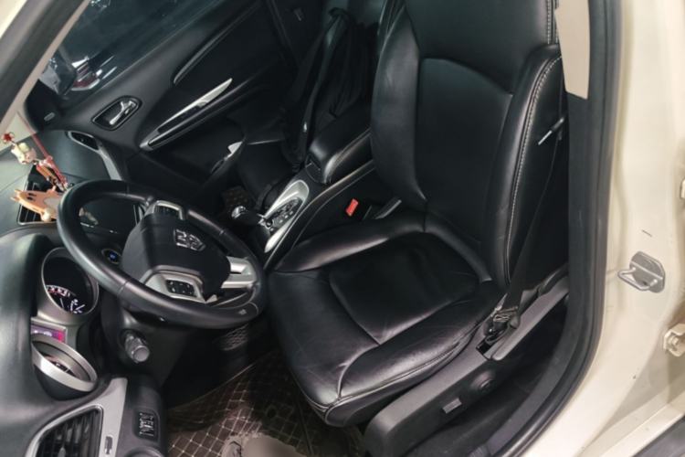 Used Dodge Journey 2013 2.4L Two-Wheel Drive Luxury Version Left Front Seat