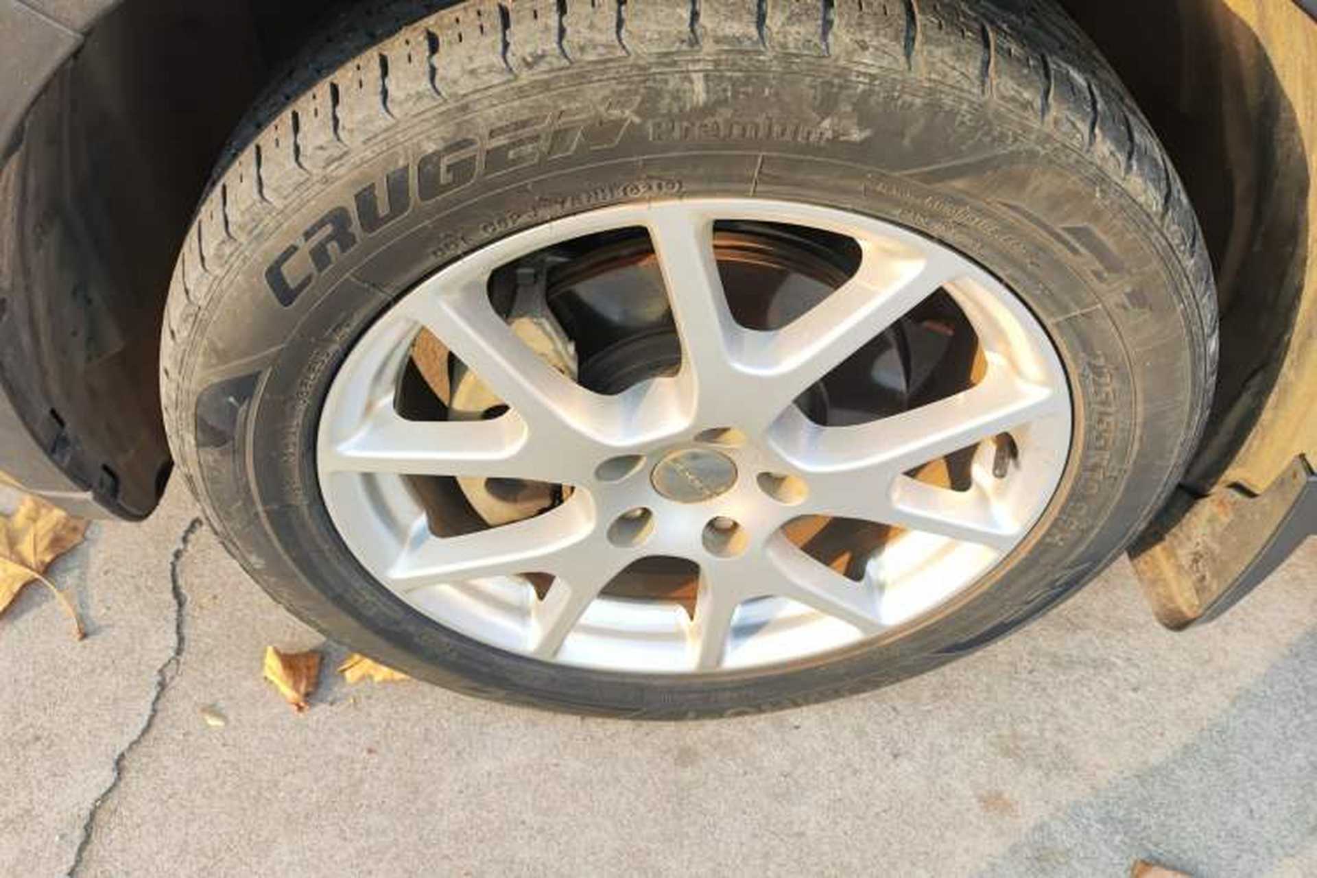 Used Dodge Journey 2013 2.4L Two-Wheel Drive Luxury Version Left Front Wheel Hub