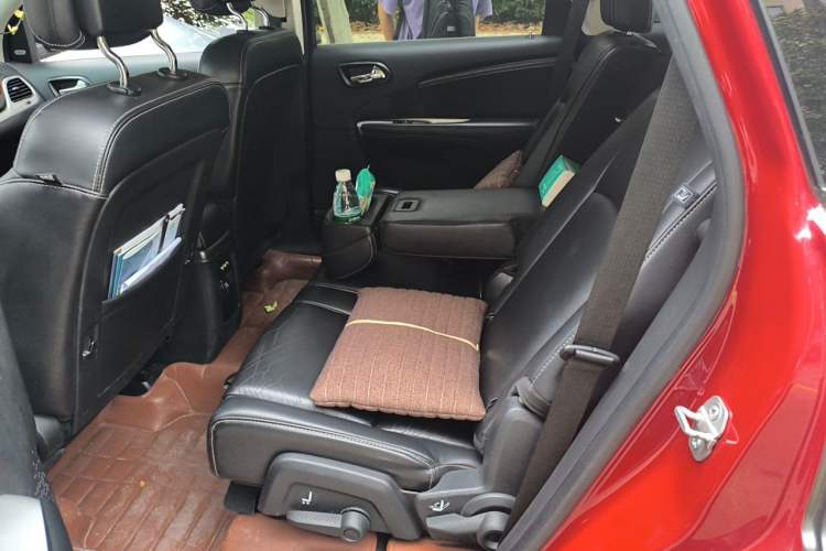 Used Dodge Journey 2013 2.4L Two-Wheel Drive Luxury Version Left Rear Seat