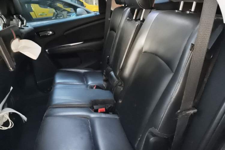 Used Dodge Journey 2013 2.4L Two-Wheel Drive Luxury Version Left Rear Seat