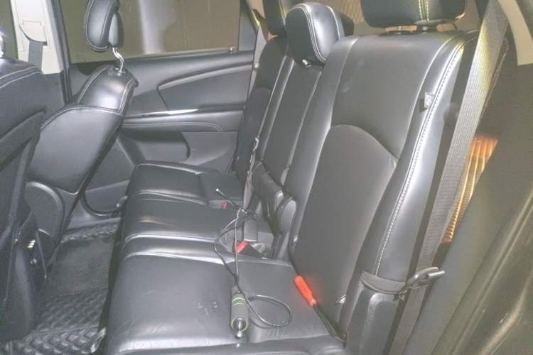 Used Dodge Journey 2013 2.4L Two-Wheel Drive Luxury Version Left Rear Seat