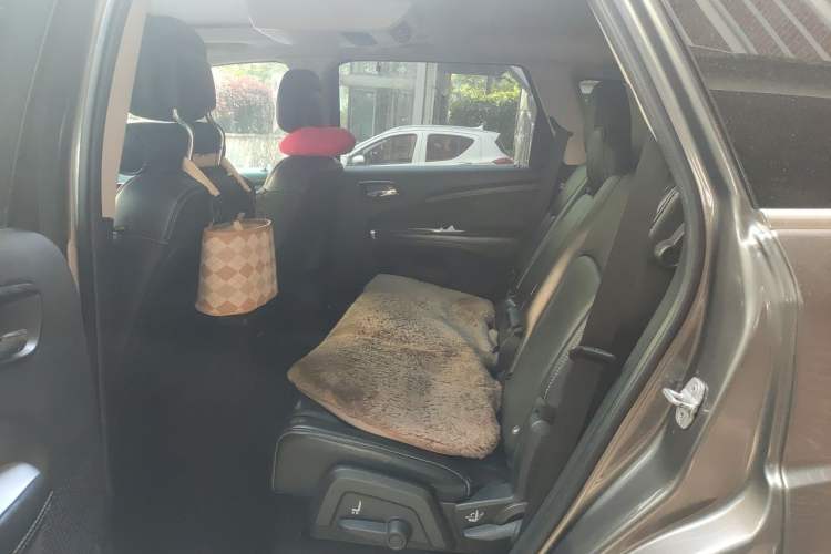 Used Dodge Journey 2013 2.4L Two-Wheel Drive Luxury Version Left Rear Seat