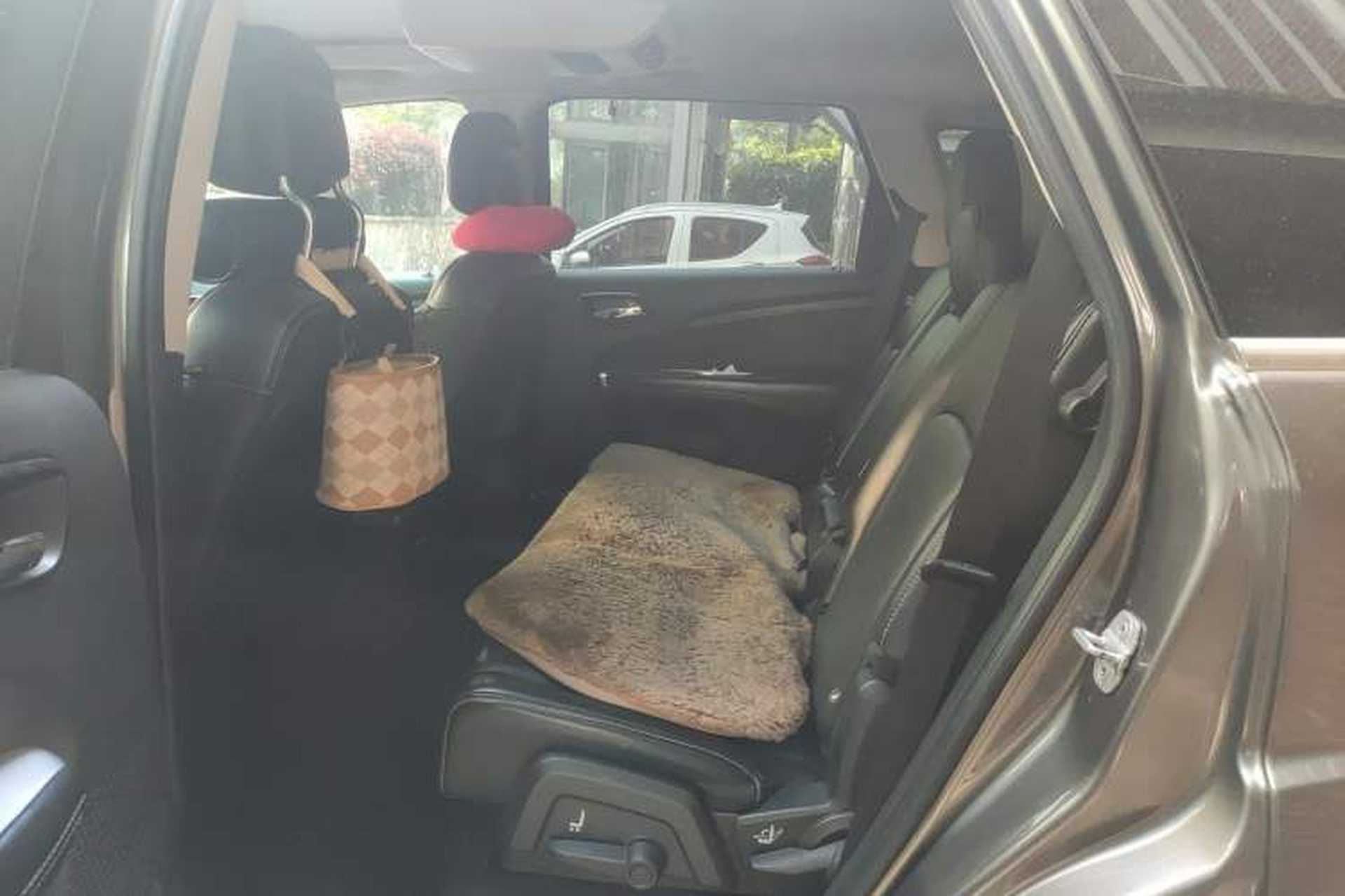 Used Dodge Journey 2013 2.4L Two-Wheel Drive Luxury Version Left Rear Seat