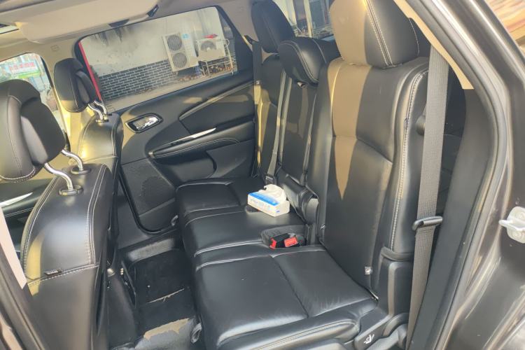 Used Dodge Journey 2013 2.4L Two-Wheel Drive Luxury Version Left Rear Seat