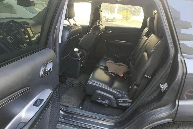 Used Dodge Journey 2013 2.4L Two-Wheel Drive Luxury Version Left Rear Seat