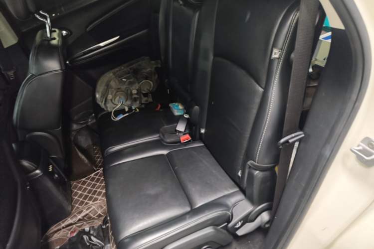 Used Dodge Journey 2013 2.4L Two-Wheel Drive Luxury Version Left Rear Seat