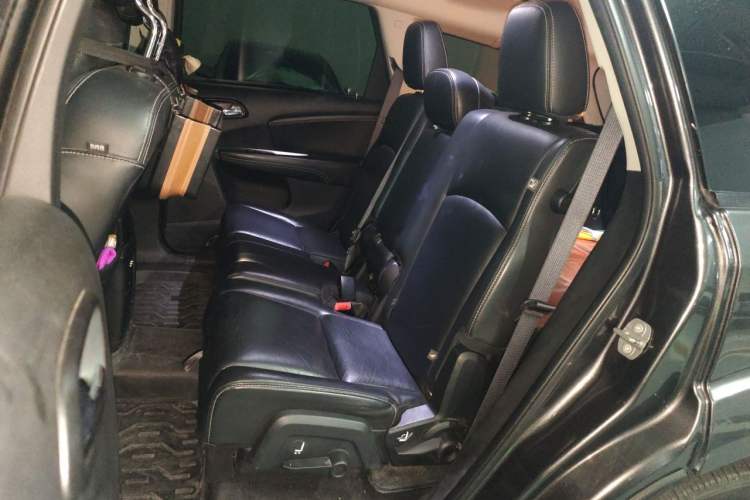 Used Dodge Journey 2013 2.4L Two-Wheel Drive Luxury Version Left Rear Seat