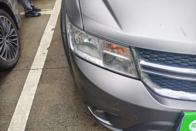 Used Dodge Journey 2013 2.4L Two-Wheel Drive Luxury Version Right Front Headlight