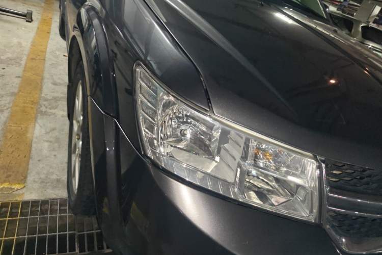 Used Dodge Journey 2013 2.4L Two-Wheel-Drive Smart Edition Right Front Headlight