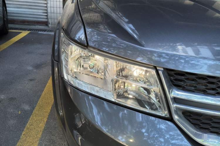 Used Dodge Journey 2013 2.4L Two-Wheel Drive Luxury Version Right Front Headlight