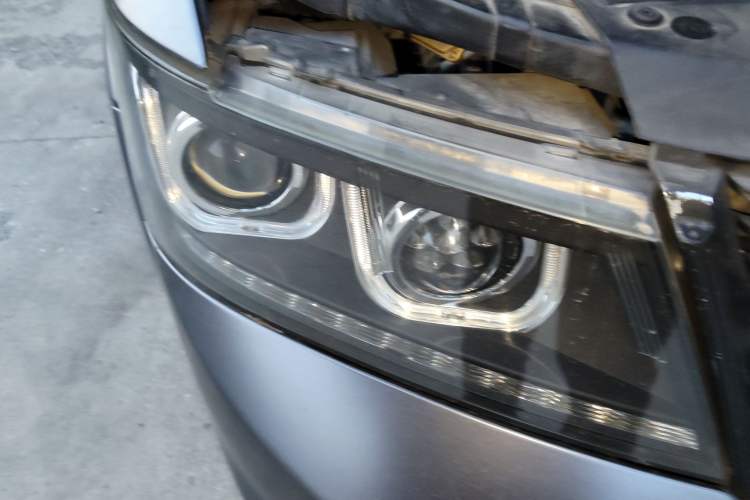 Used Dodge Journey 2013 2.4L Two-Wheel Drive Luxury Version Right Front Headlight