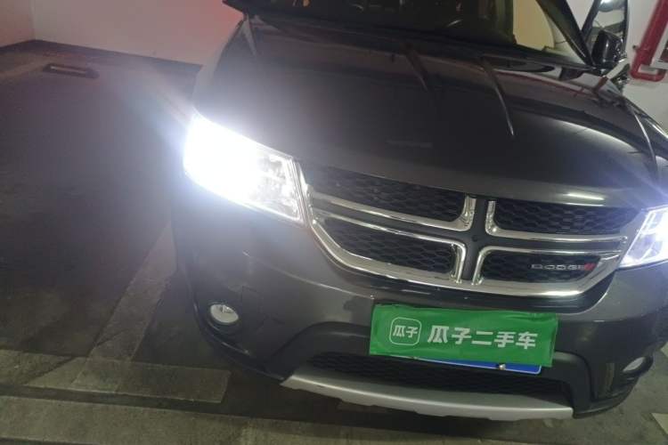 Used Dodge Journey 2013 2.4L Two-Wheel Drive Luxury Version Right Front Headlight