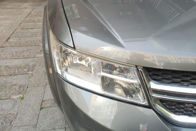 Used Dodge Journey 2013 2.4L Two-Wheel Drive Luxury Version Right Front Headlight