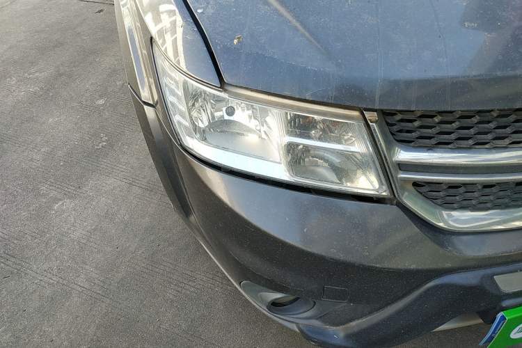 Used Dodge Journey 2013 2.4L Two-Wheel Drive Luxury Version Right Front Headlight