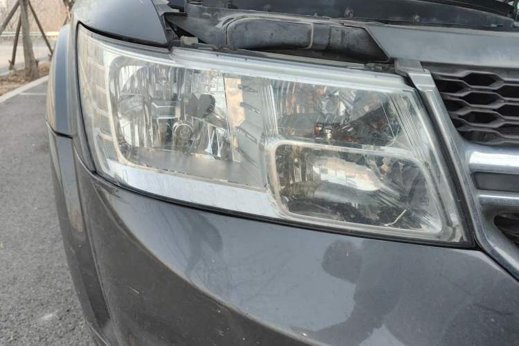Used Dodge Journey 2013 2.4L Two-Wheel Drive Luxury Version Right Front Headlight