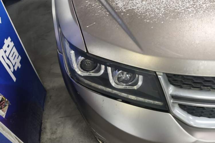 Used Dodge Journey 2013 2.4L Two-Wheel Drive Luxury Version Right Front Headlight