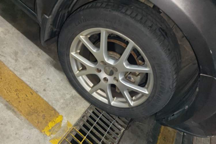 Used Dodge Journey 2013 2.4L Two-Wheel-Drive Smart Edition Right Front Wheel Hub