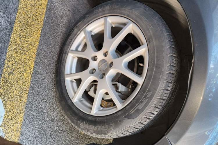 Used Dodge Journey 2013 2.4L Two-Wheel Drive Luxury Version Right Front Wheel Hub