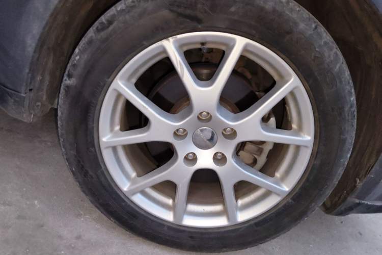 Used Dodge Journey 2013 2.4L Two-Wheel Drive Luxury Version Right Front Wheel Hub